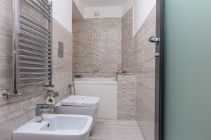 Un bagno moderno con una vasca, un lavandino e un water.