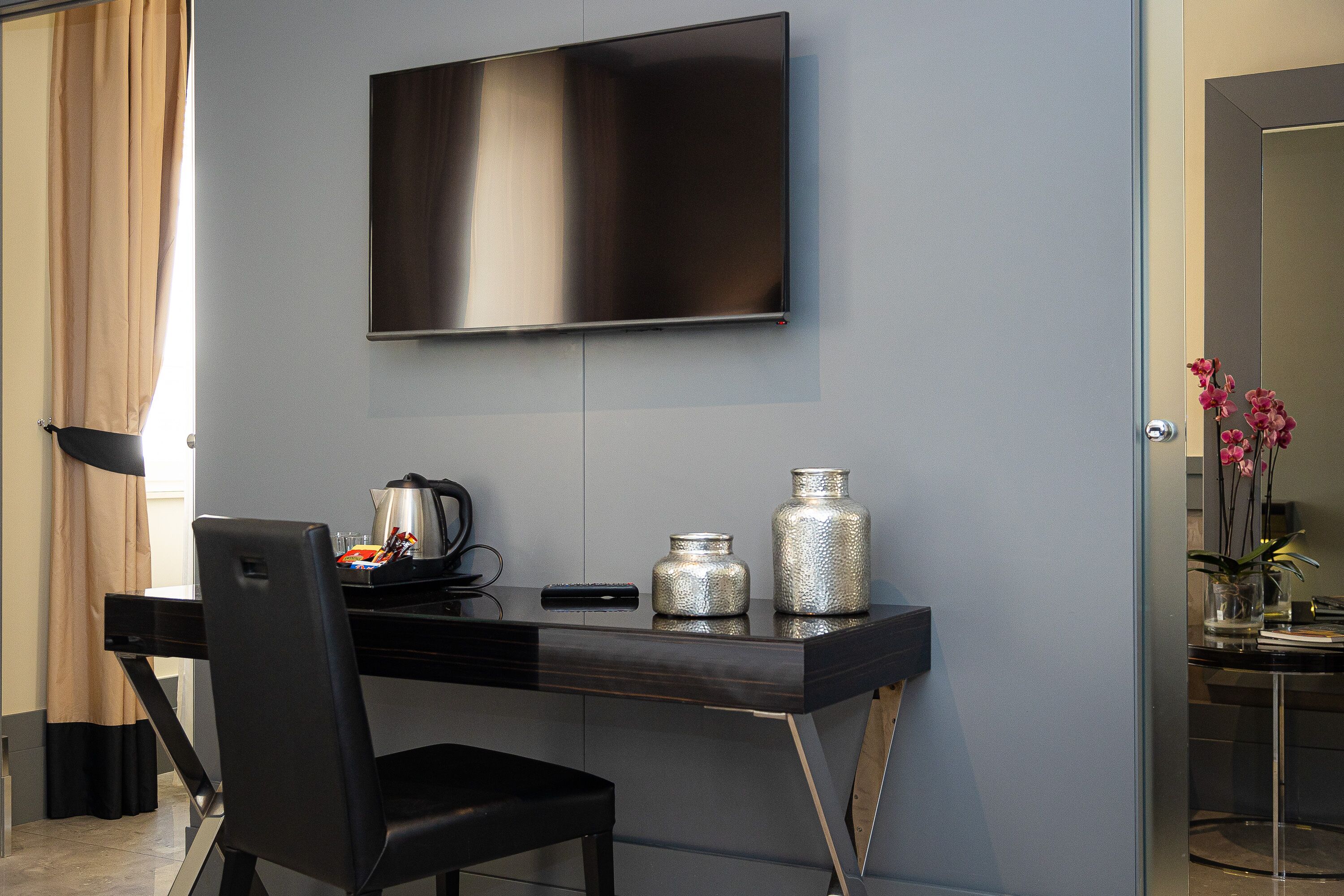 junior studio suite | living area | 50-inch led tv with digital channels