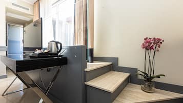 Habitación de lujo, hidromasaje, vista a la ciudad | 2 habitaciones, sábanas italianas Frette y ropa de cama de alta calidad