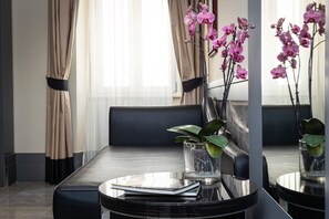 Junior-studiosviitti | Oleskelualue | 50–tuumainen LED-televisio, jossa digitaalikanavat