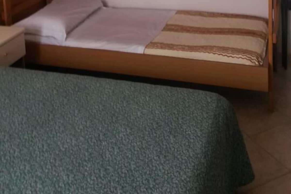 Habitación cuádruple | Caja de seguridad en la habitación y escritorio