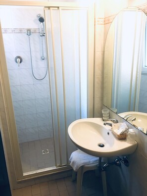 Doppel- oder Zweibettzimmer | Badezimmer | Dusche, Haartrockner, Handtücher