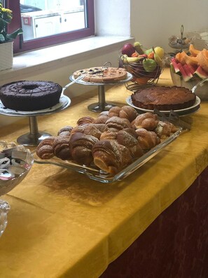 Tägliches kontinentales Frühstück gegen Gebühr