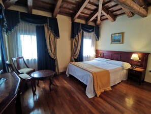 Habitación superior con 1 cama doble o 2 individuales | Caja fuerte, wifi gratis, ropa de cama