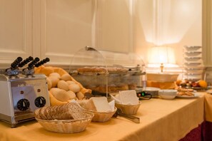 Café da manhã com buffet todos os dias mediante uma taxa
