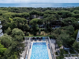 Piscine extérieure, parasols de plage, chaises longues