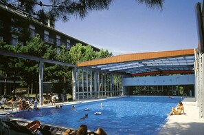 室内游泳池，室外游泳池，日光浴躺椅