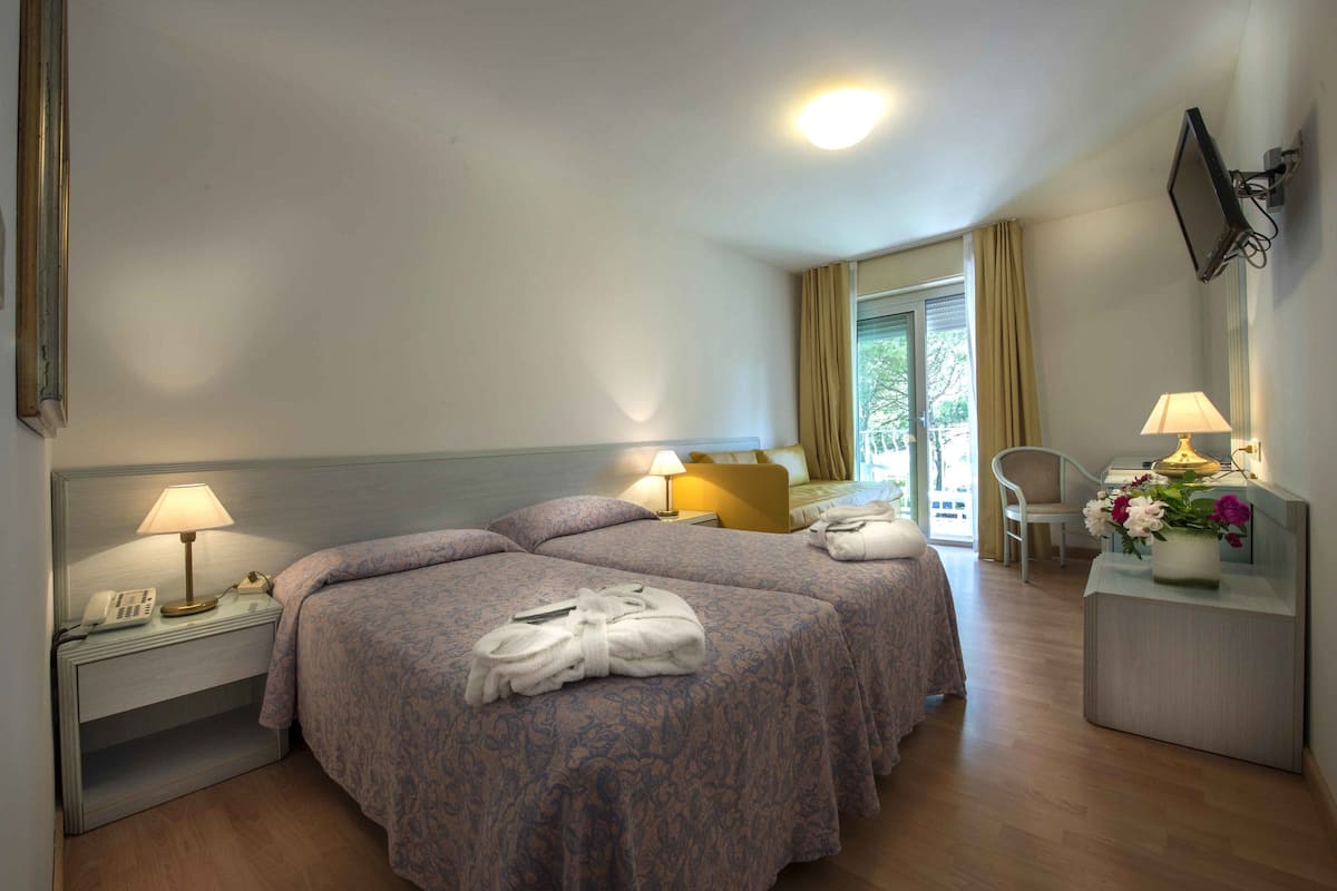 Kahden hengen huone (yksi tai kaksi sänkyä) | Minibaari, tallelokero huoneessa, työpöytä, äänieristys