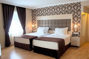 Habitación con 1 cama matrimonial o 2 individuales | Ropa de cama de alta calidad, edredón, camas Select Comfort y minibar 