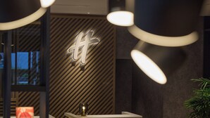 Ein Empfangsschalter im modernen Design, eine Wandtafel und ein Topfpflanze.