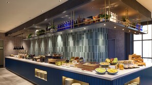Ein zeitgemäßes Buffet mit vielfältigen Speisen und Getränken, einer blauen und weißen Farbgebung sowie einem modernen Design.