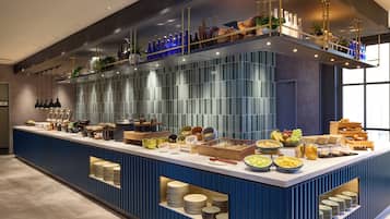 Daily buffet breakfast (JPY 2800 per person)