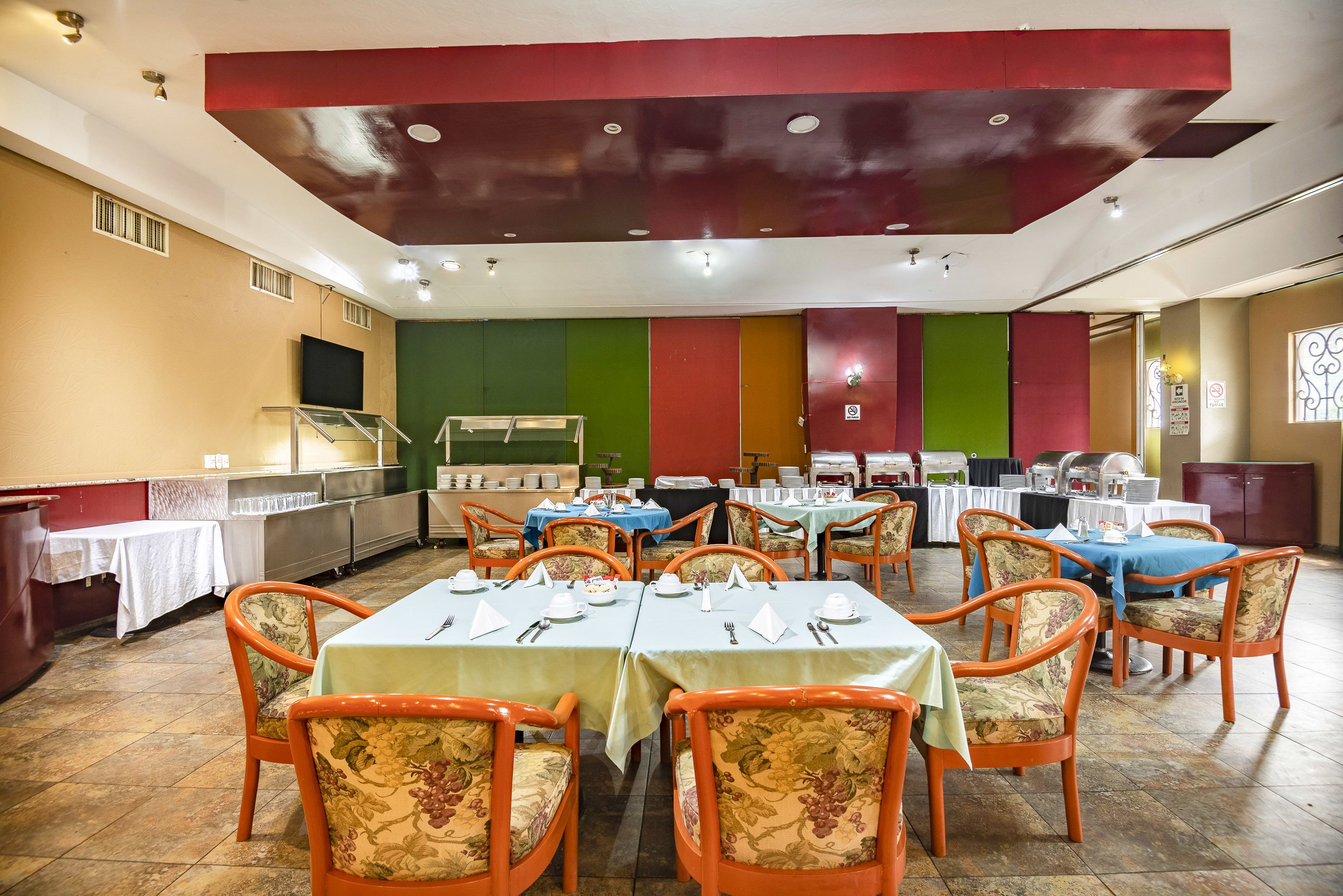 breakfast, lunch, dinner served; international cuisine