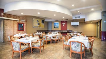 Serveert ontbijt, lunch, diner, internationale gerechten