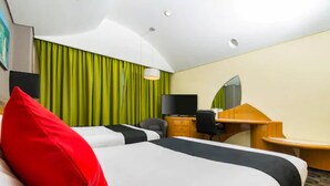 A hotel room with a bed, a desk, a chair, a television, and a mirror. - Mandarin Carton (Tlalnepantla de Baz)
