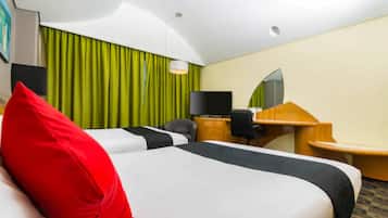 Habitación superior, varias camas | Caja fuerte, escritorio, tabla de planchar con plancha y wifi gratis