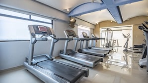 A gym with treadmills, a weight machine, and a mirror. - Mandarin Carton (Tlalnepantla de Baz)