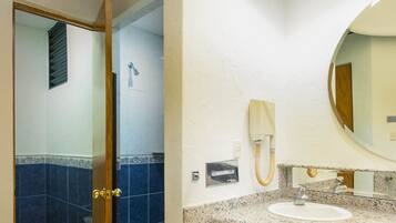 Douche, articles de toilette gratuits, sèche-cheveux
