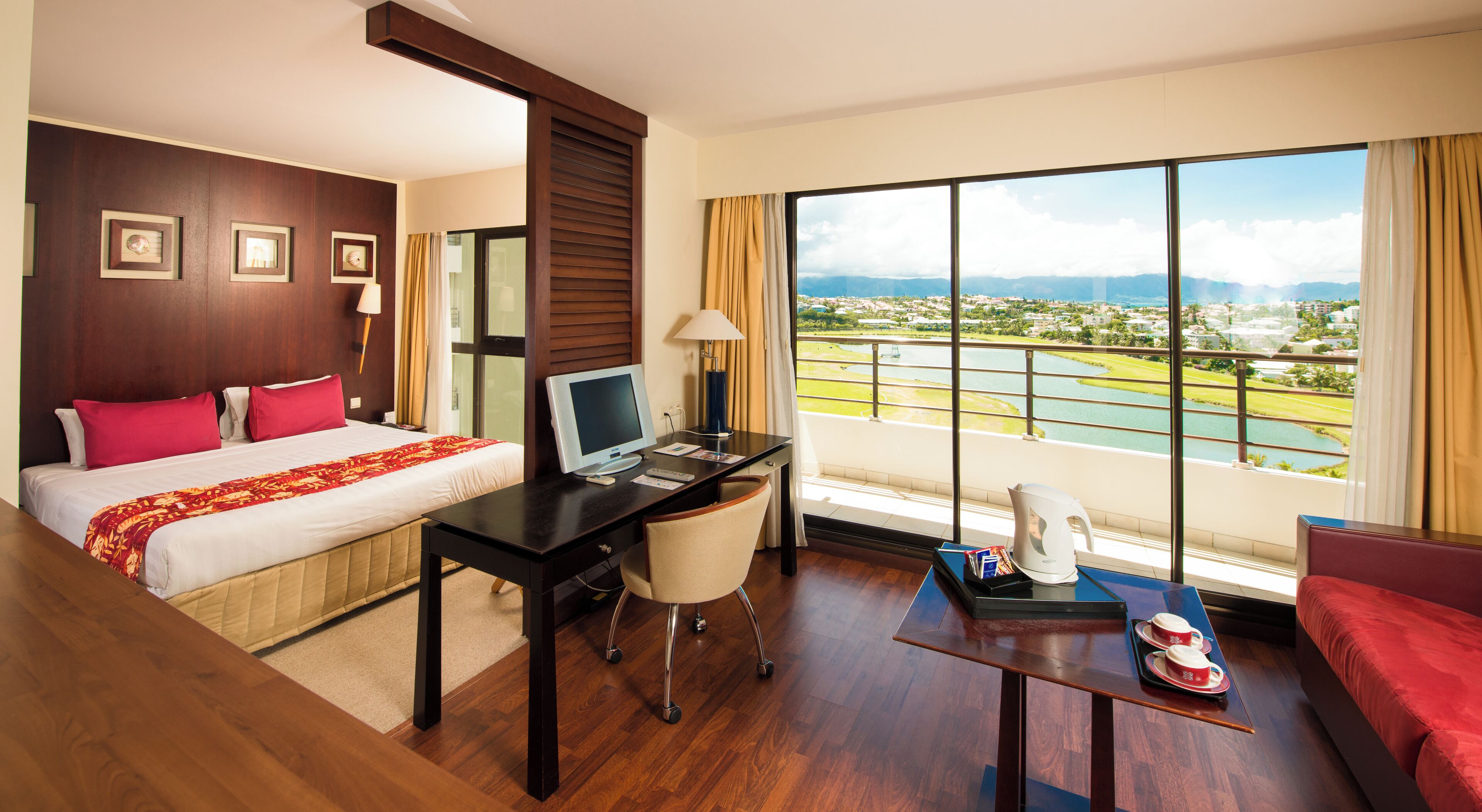 Junior Suite | In-room safe, desk, blackout drapes, soundproofing