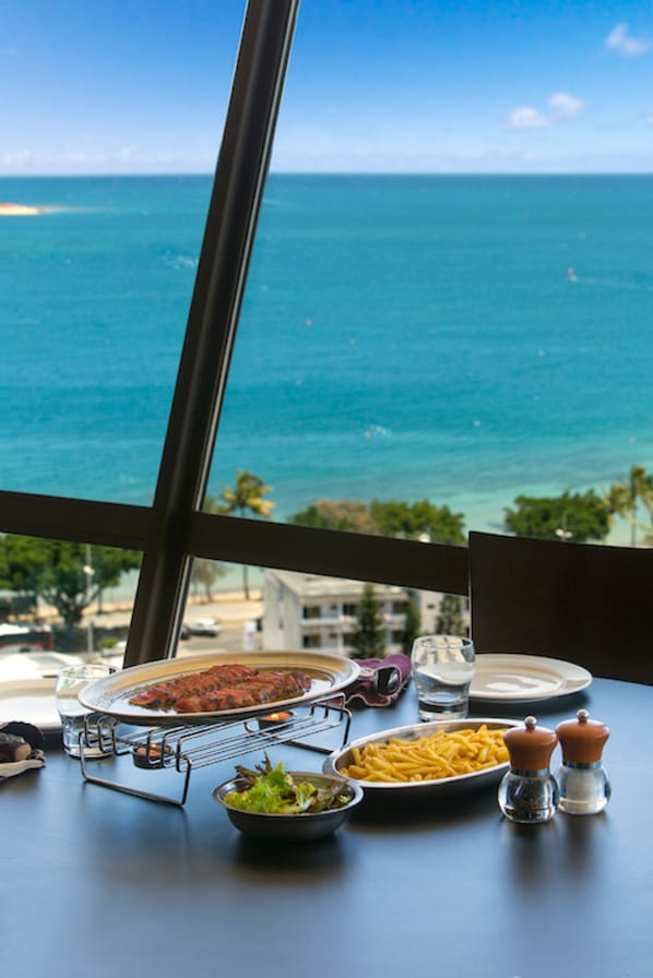 Déjeuner servi sur place, spécialités Cuisine française, vue sur la mer 