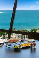 Ebéd és vacsora, francia ételek, kilátás az óceánra 