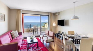 客房内保险箱、办公桌、遮光窗帘、隔音