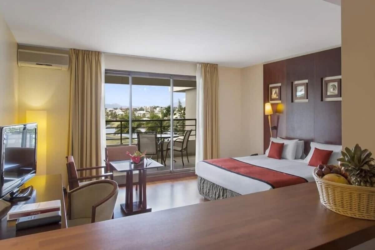 Studio | Living area | 32-inch TV with cable channels