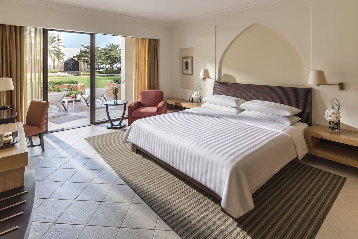 Kamer, 1 kingsize bed, terras (Al Bandar) | Luxe beddengoed, een minibar, een kluis op de kamer, een bureau