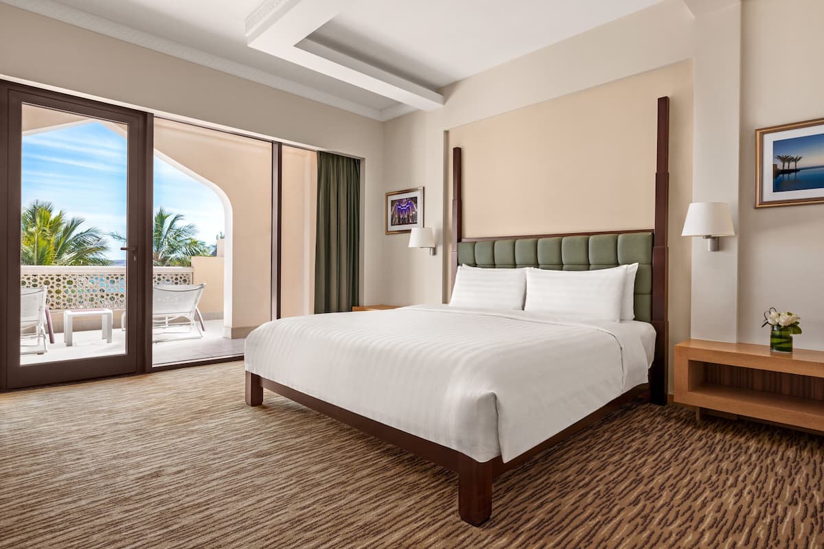 Suite, 1 kingsize bed (Al Bandar) | Luxe beddengoed, een minibar, een kluis op de kamer, een bureau