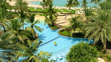 2 piscines extérieures, parasols de plage, chaises longues