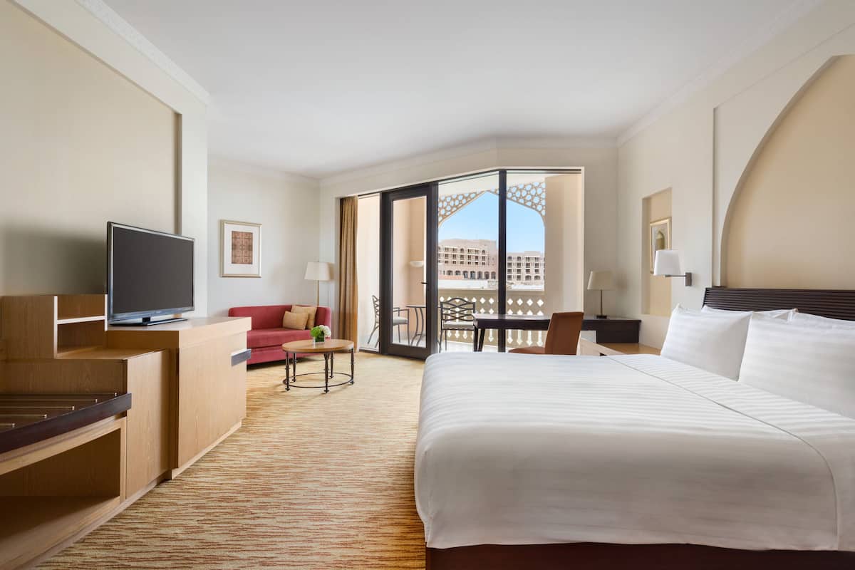 Premier kamer, 1 kingsize bed (Al Bandar) | Luxe beddengoed, een minibar, een kluis op de kamer, een bureau