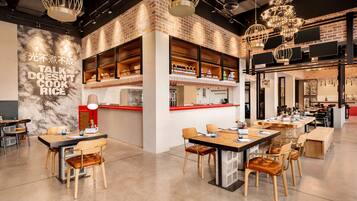 8 restaurants, lunch served