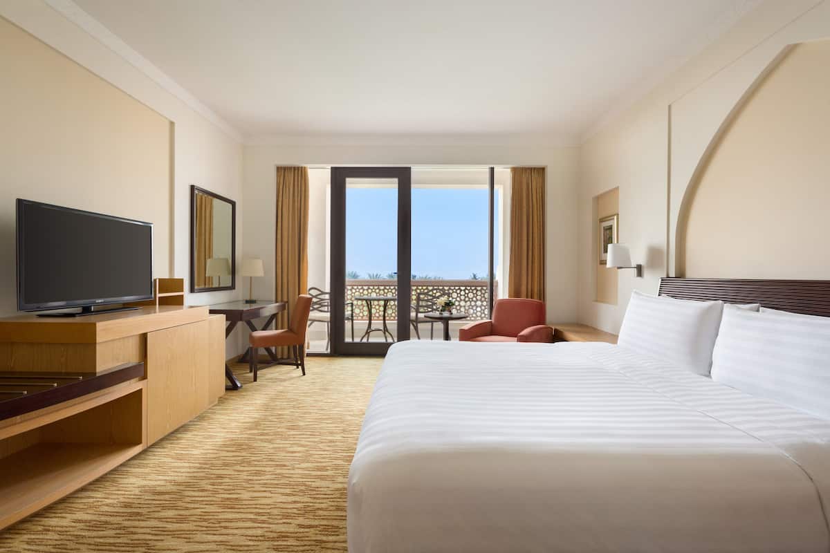 Luxe beddengoed, een minibar, een kluis op de kamer, een bureau