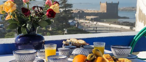 Se sirven desayunos, cenas y cocina marroquí