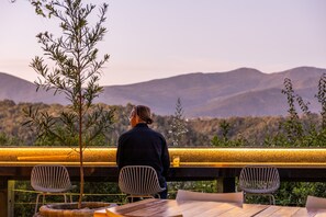 Breakfast, lunch and dinner served - Hog Hollow Country Lodge (The Crags)