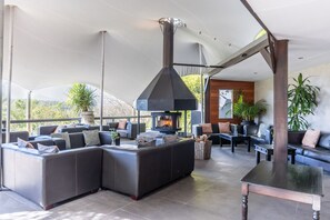 Terrace/patio - Hog Hollow Country Lodge (The Crags)