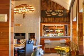 供应早餐、午餐和晚餐