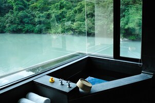 Grand-Doppelzimmer, Flussblick (French Dinner & American Breakfast) | Badezimmer | Quellwasserbad, kostenlose Toilettenartikel, Haartrockner, Bademäntel