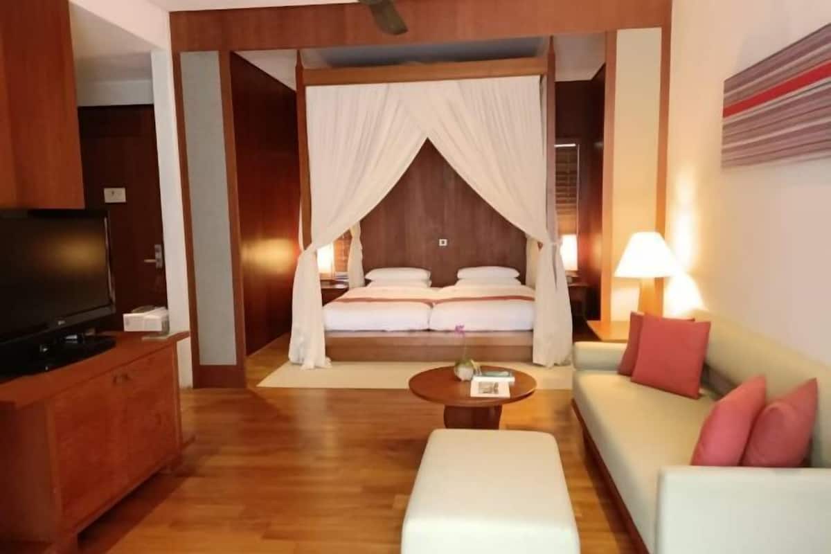 1 bedroom, premium bedding, down comforters, free minibar
