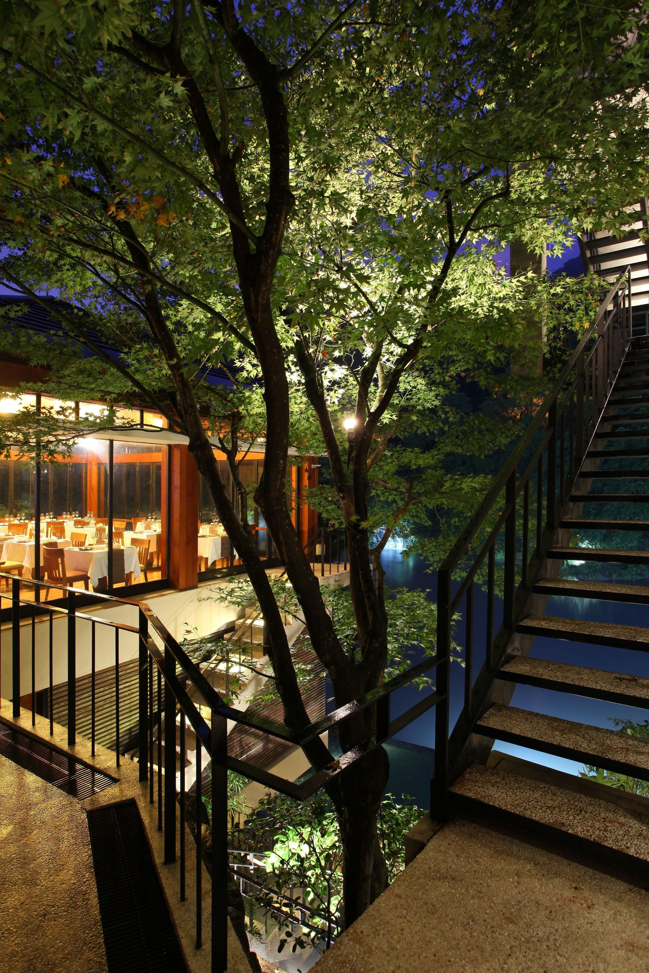 2 restaurants; breakfast, lunch and dinner served 