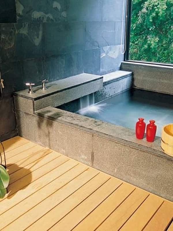 Chambre Double Deluxe, vue ville | Salle de bain | Baignoire d'eau douce, articles de toilette gratuits, sèche-cheveux