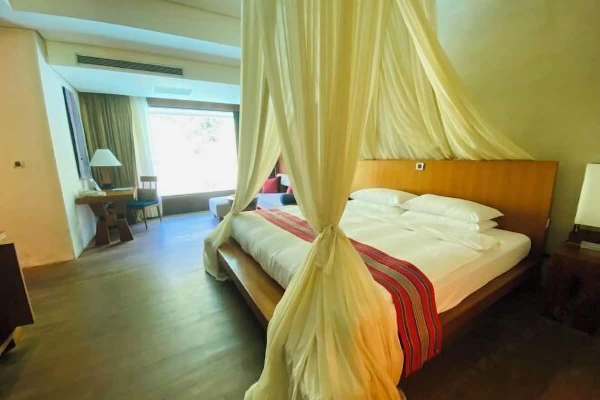 1 bedroom, premium bedding, down comforters, free minibar
