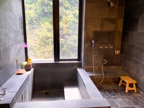 Suite | Badezimmer | Quellwasserbad, kostenlose Toilettenartikel, Haartrockner, Bademäntel