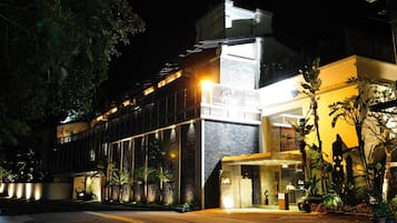 施設の正面 (日没後)