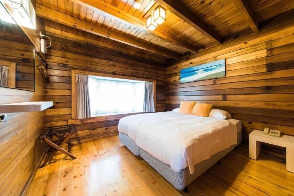 1 habitación, cortinas blackout, wifi gratis y ropa de cama