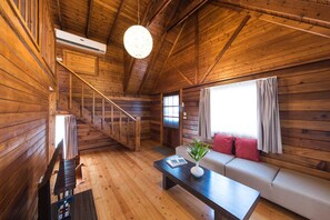 Villa familiale, en mezzanine | Aire de séjour | Téléviseur à DEL