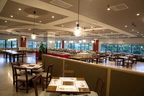 朝食 (ビュッフェ)、毎日提供 (無料)