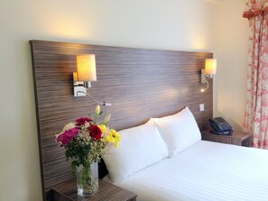 Habitación doble estándar | Camas con pillow-top, decoración personalizada y escritorio