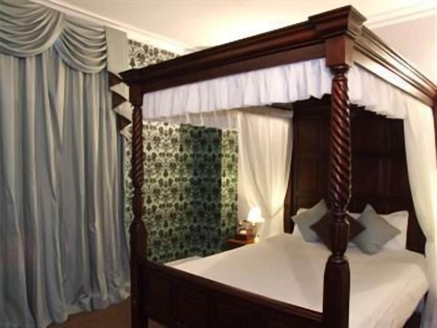 executive room (four poster) | pillow-top beds, individually decorated, desk, iron/ironing board