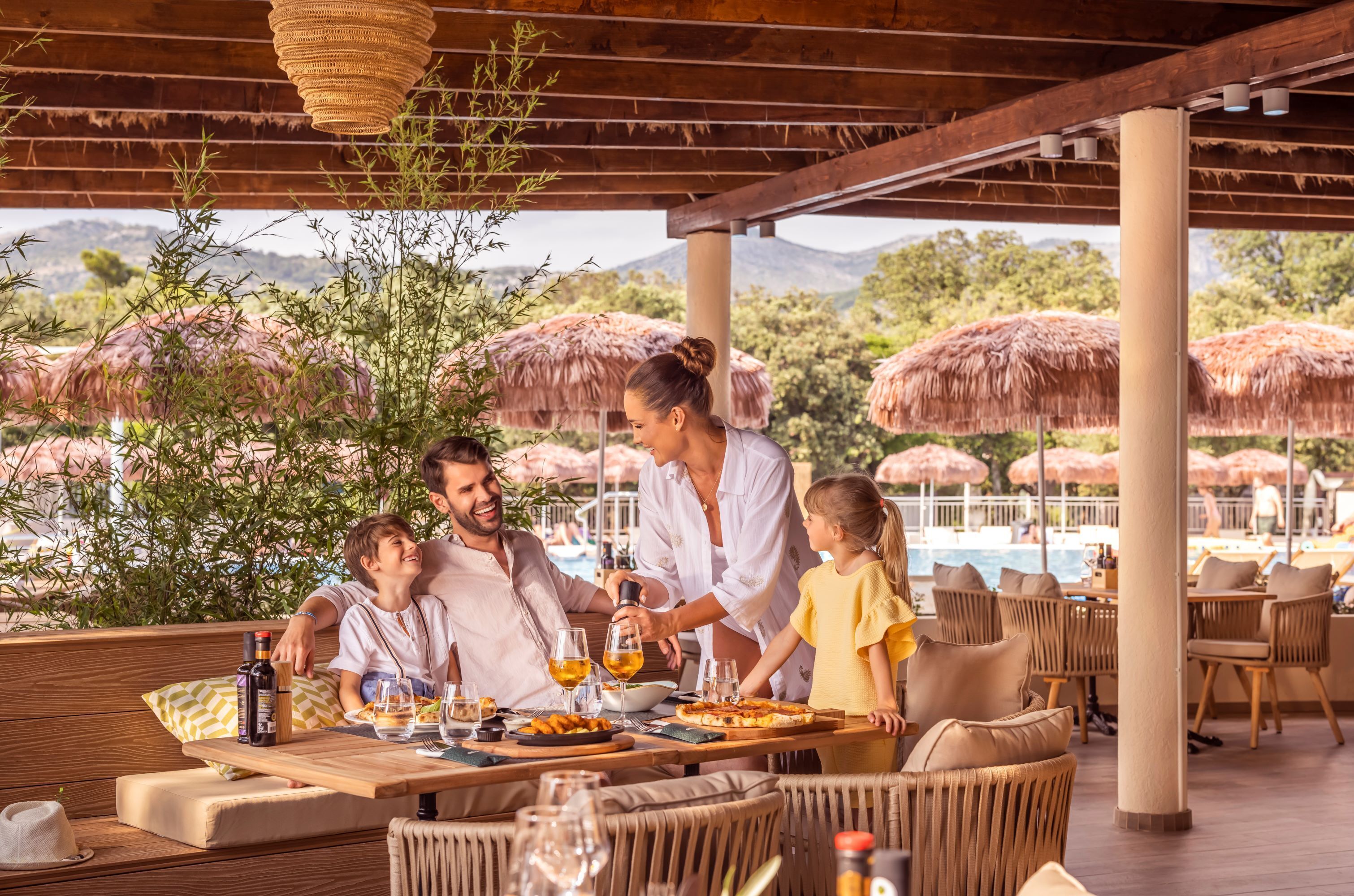 2 restaurants, breakfast, lunch served; local and international cuisine